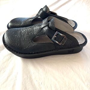 NWOT Alegria Black Classic Hello Doily Embossed Leather Clog Mule SZ 8.5 Euro 40